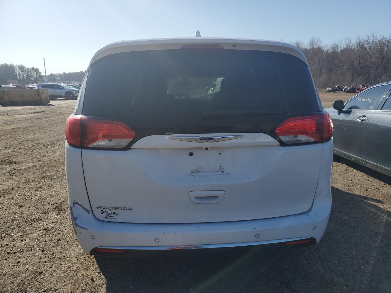 2018 Chrysler Pacifica - Image 6
