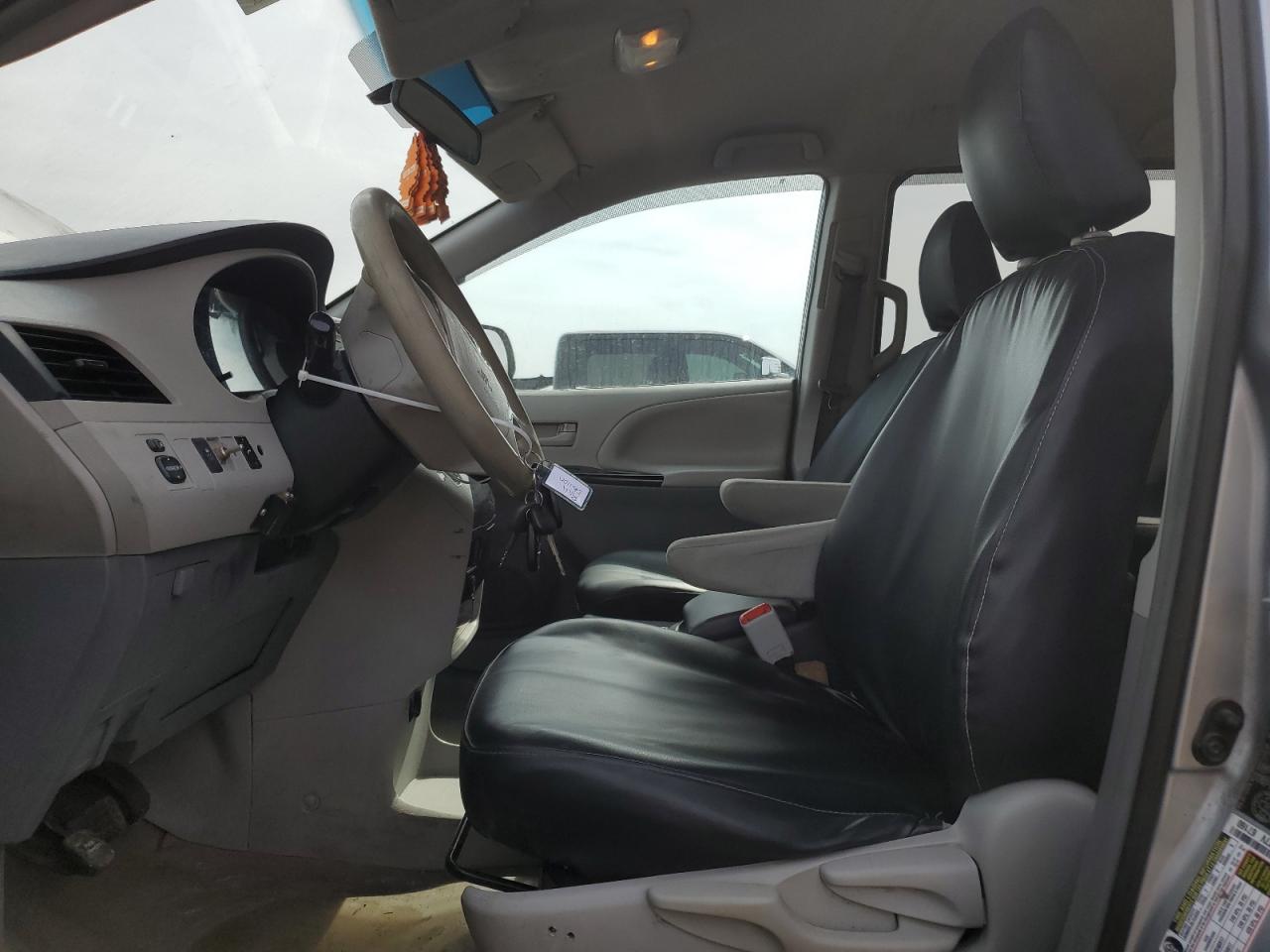 2014 Toyota Sienna - Image 7
