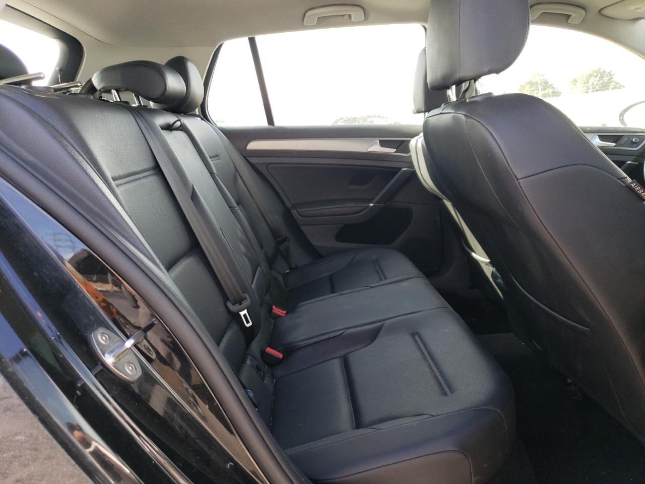 2017 Volkswagen Golf - Image 10
