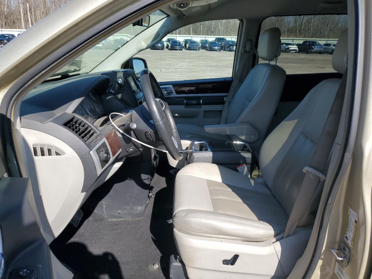 2010 Chrysler Town & Country - Image 7