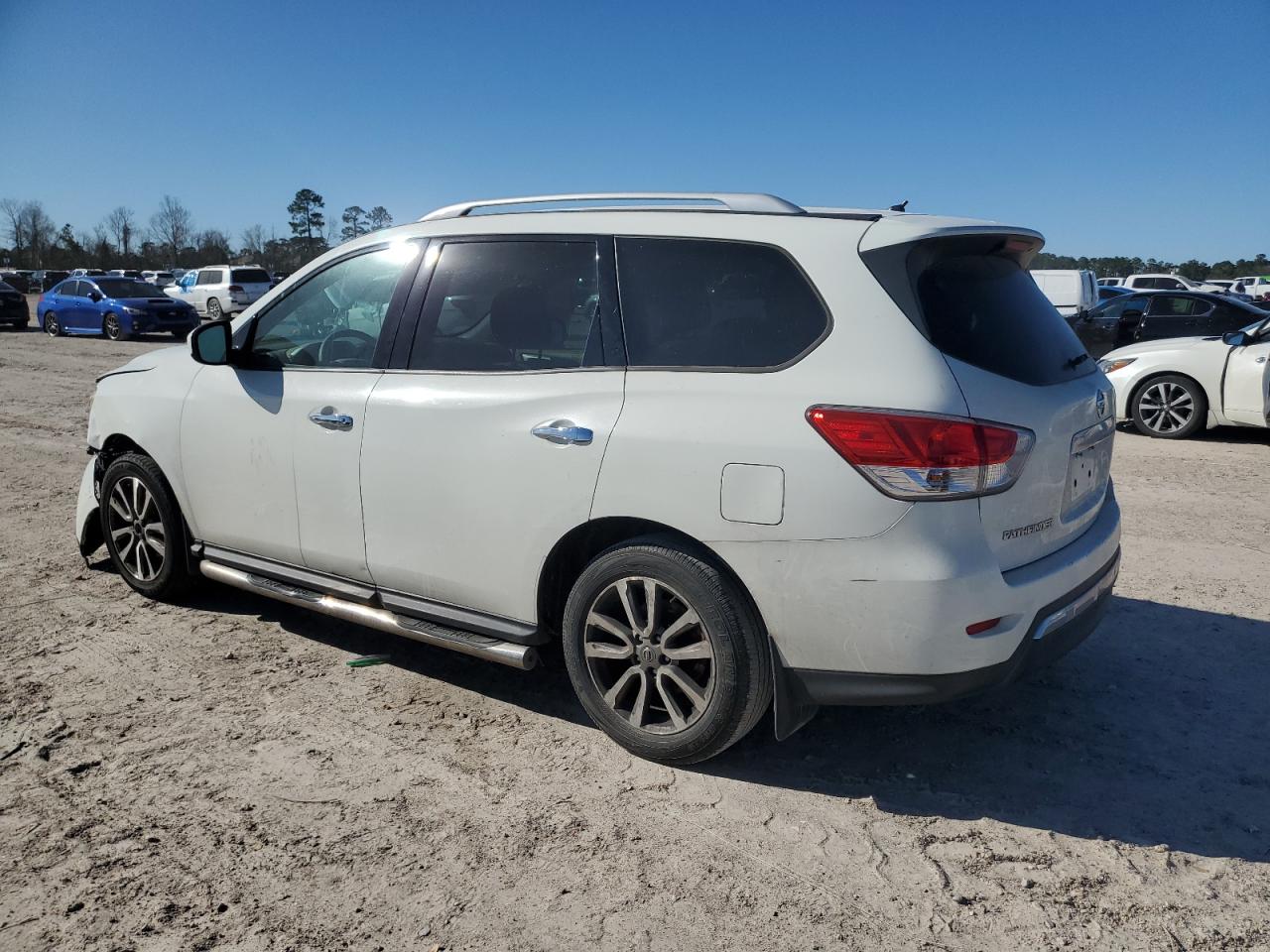 2015 Nissan Pathfinder - Image 2
