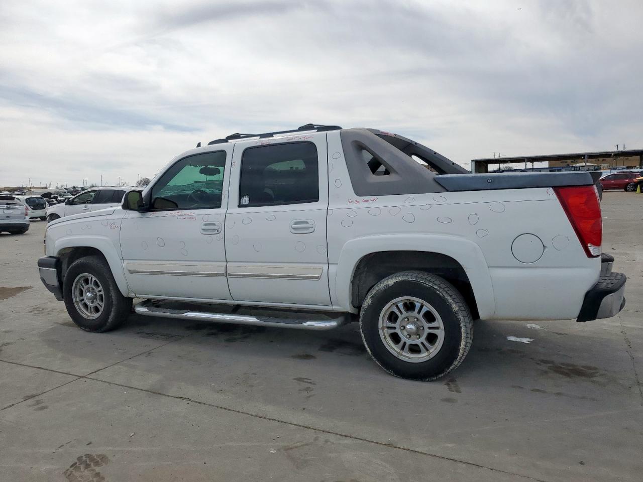 2006 Chevrolet Avalanche - Image 2