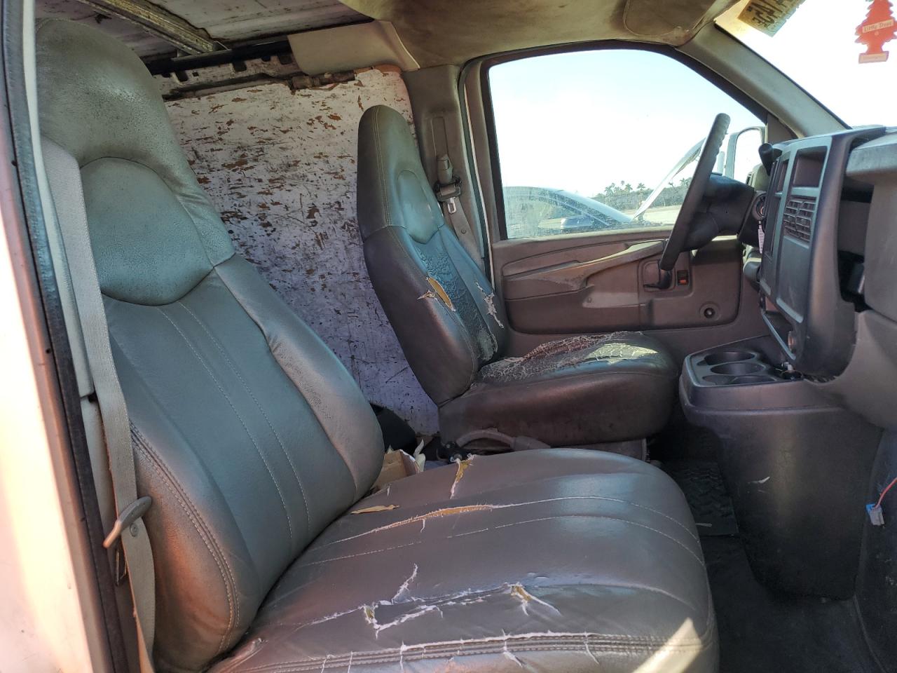 2003 Chevrolet Express - Image 10
