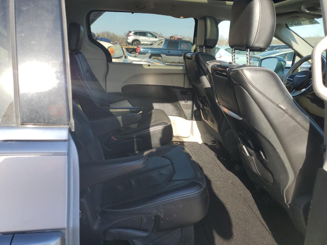 2018 Chrysler Pacifica - Image 11