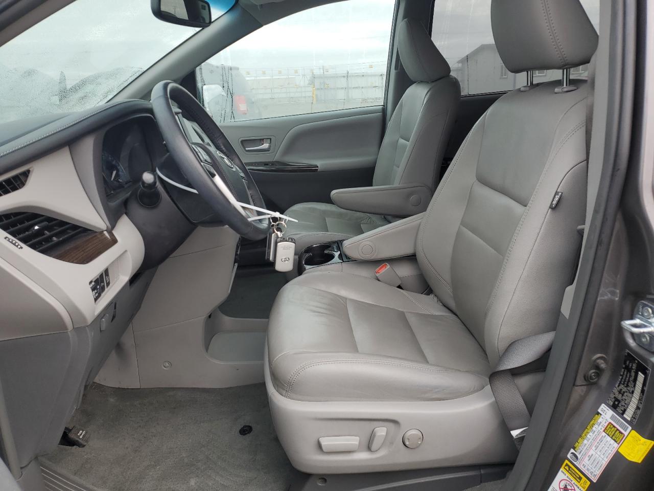 2017 Toyota Sienna - Image 7