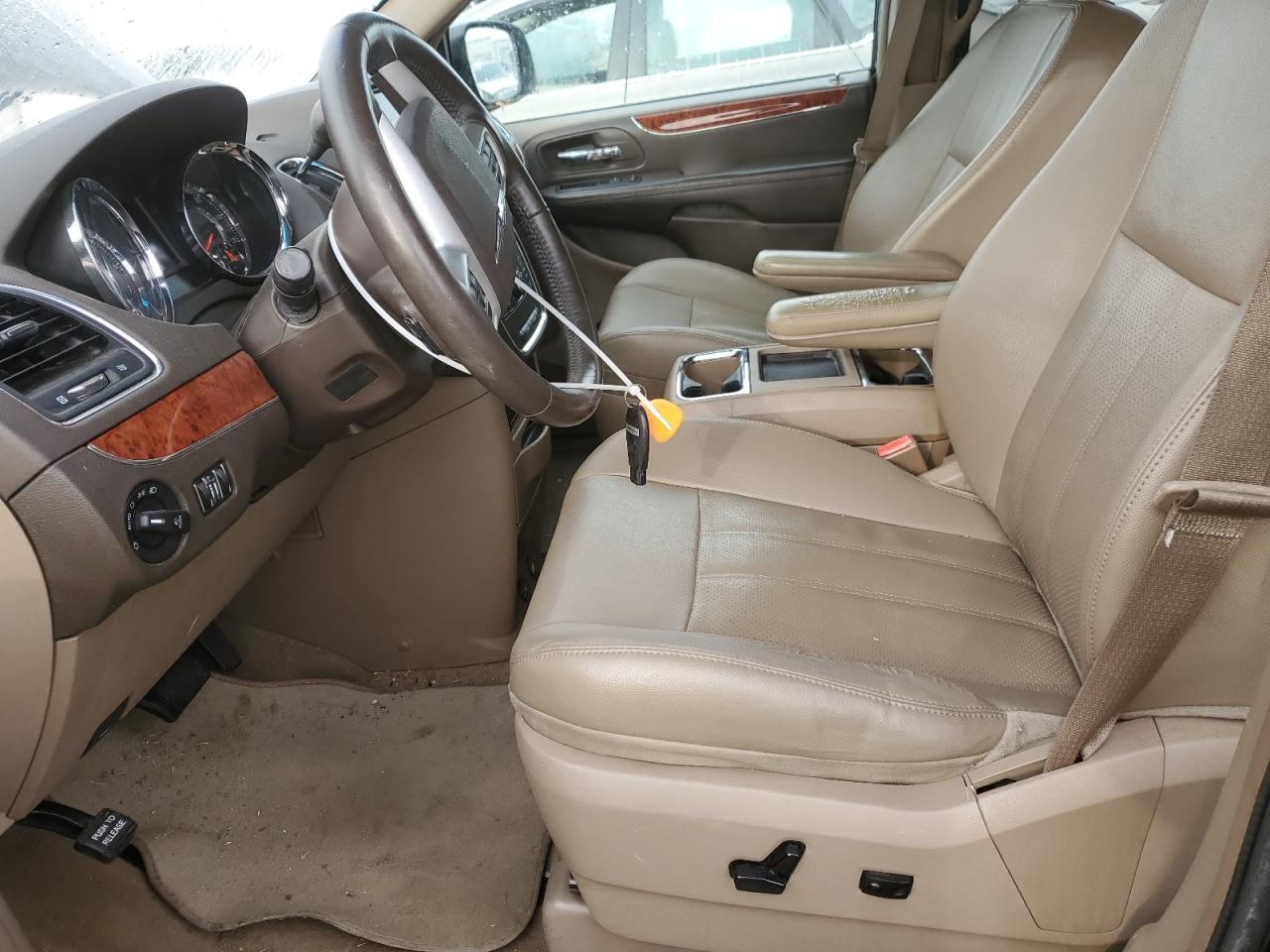 2015 Chrysler Town & Country - Image 7