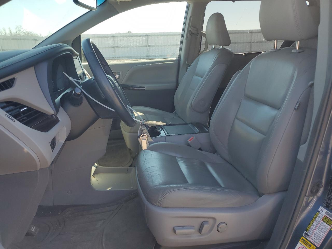 2017 Toyota Sienna - Image 7