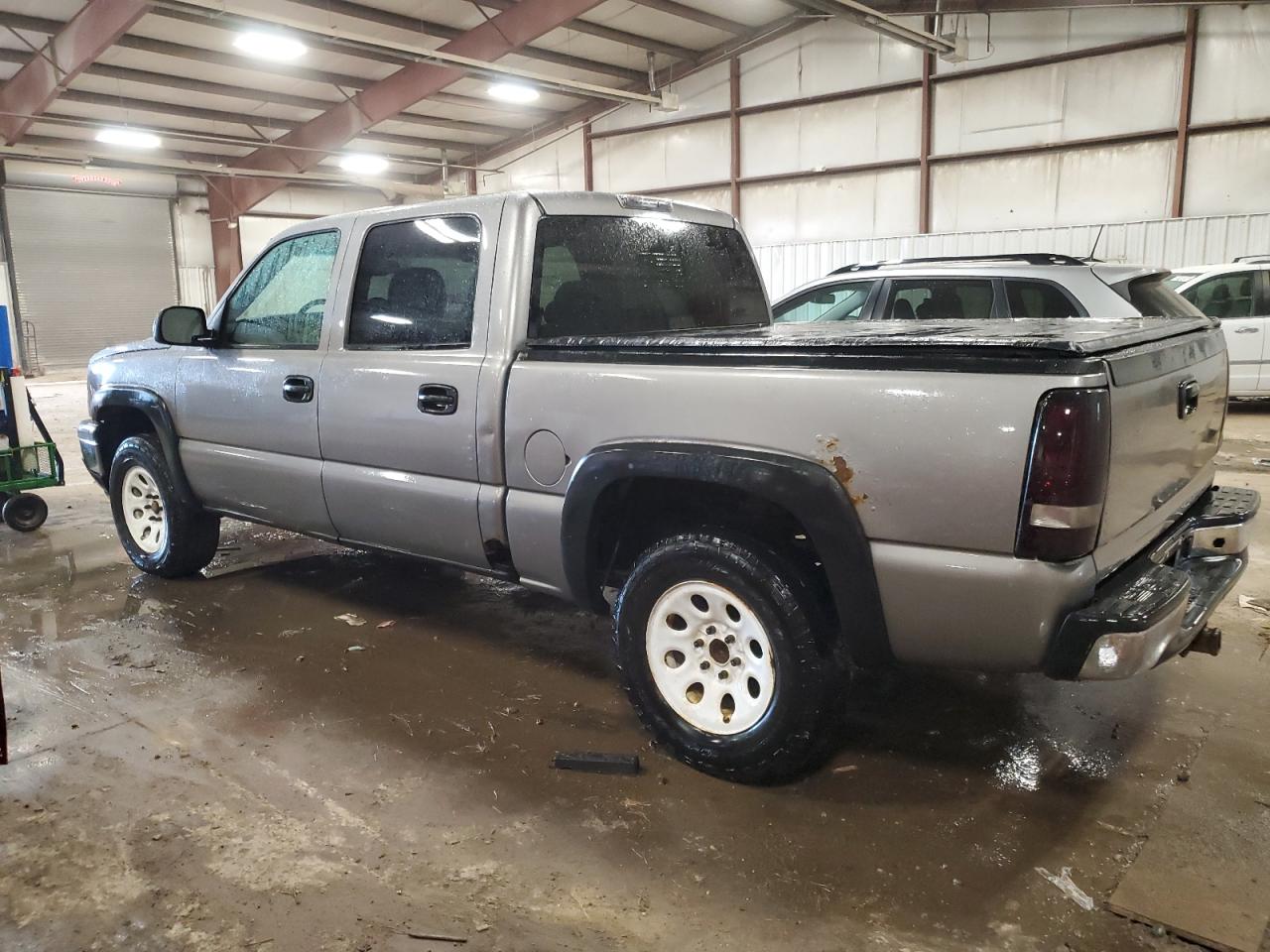 2007 Chevrolet Silverado - Image 2