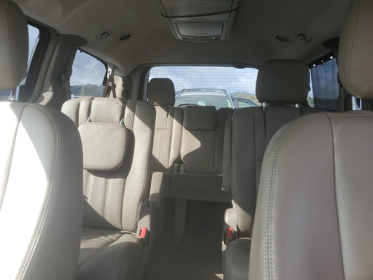 2015 Chrysler Town & Country - Image 10