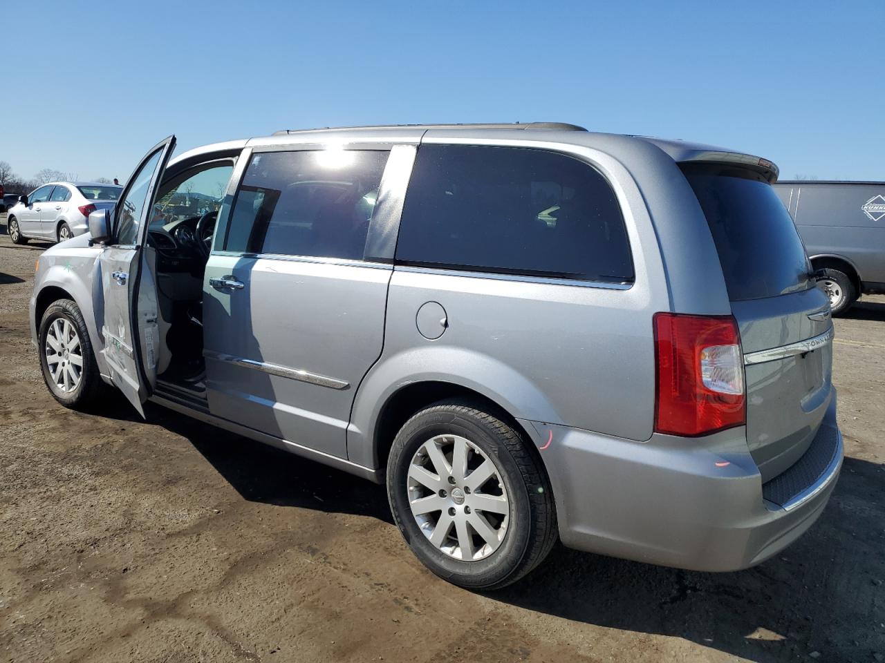 2015 Chrysler Town & Country - Image 2