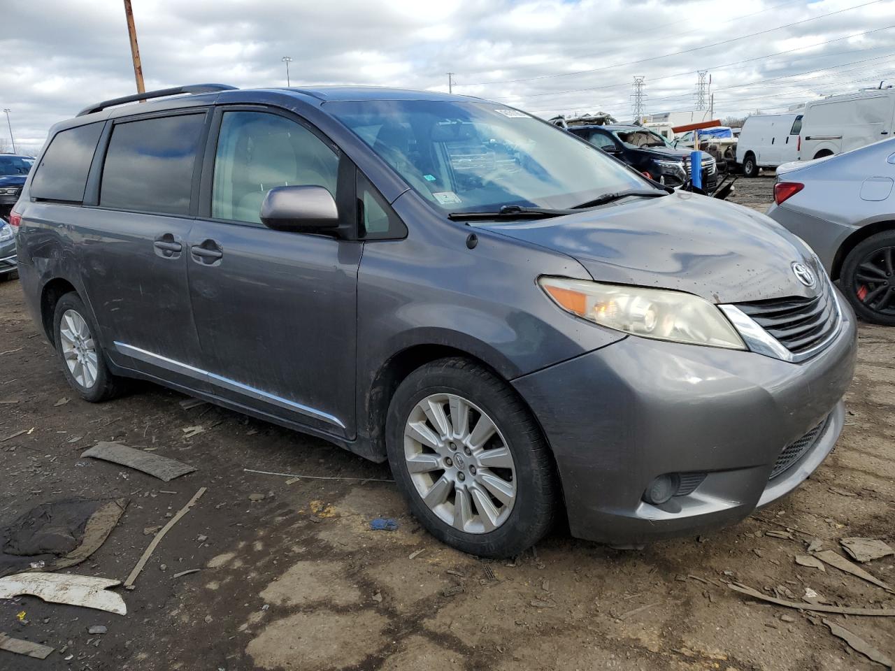 2014 Toyota Sienna - Image 4