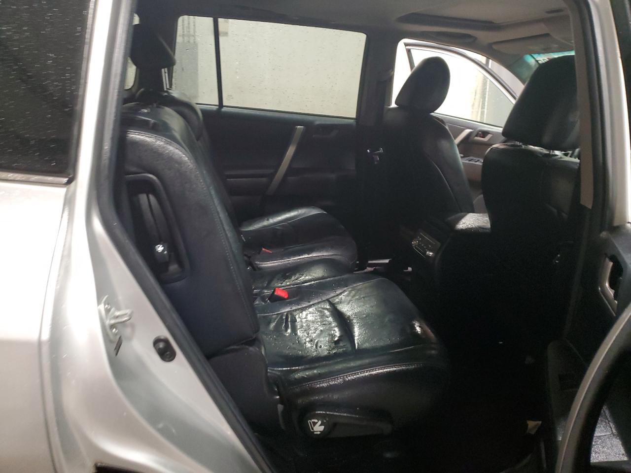2012 Toyota Highlander - Image 11