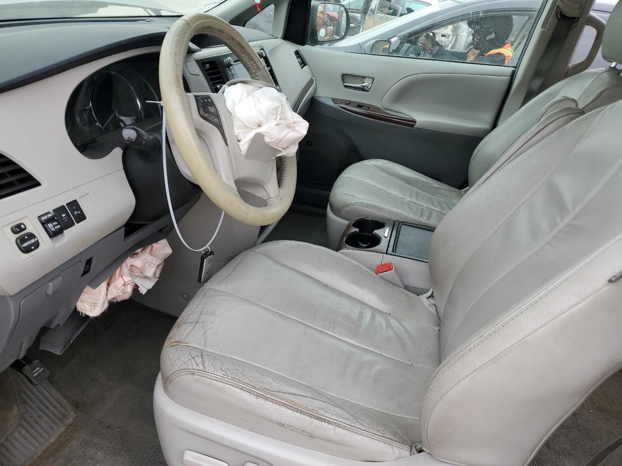 2012 Toyota Sienna - Image 7