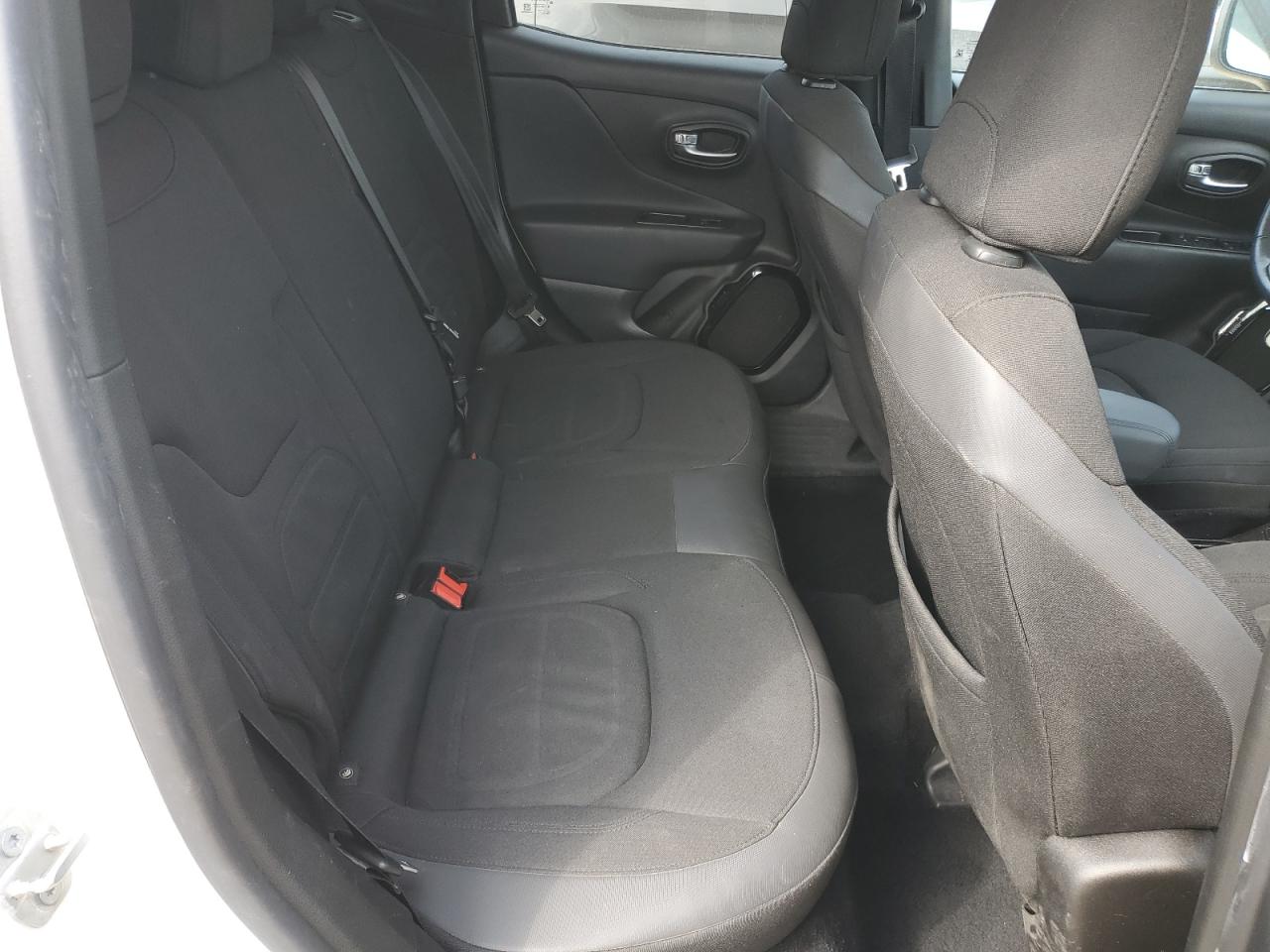 2017 Jeep Renegade - Image 11