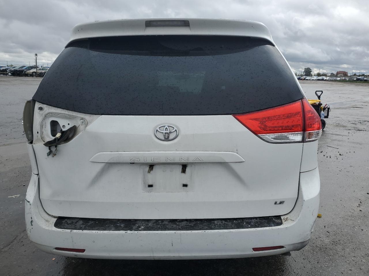 2011 Toyota Sienna - Image 6