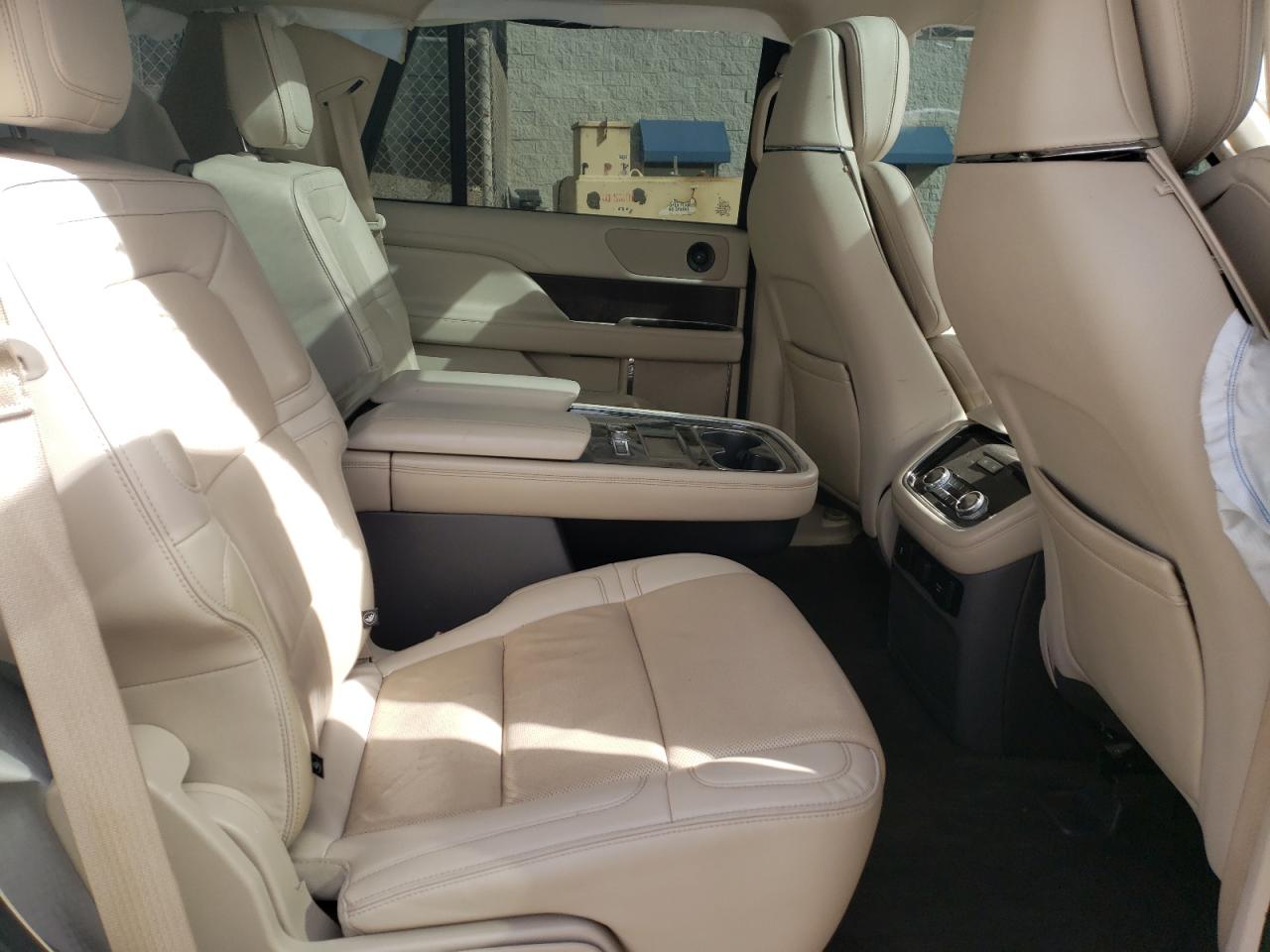2018 Lincoln Navigator - Image 12