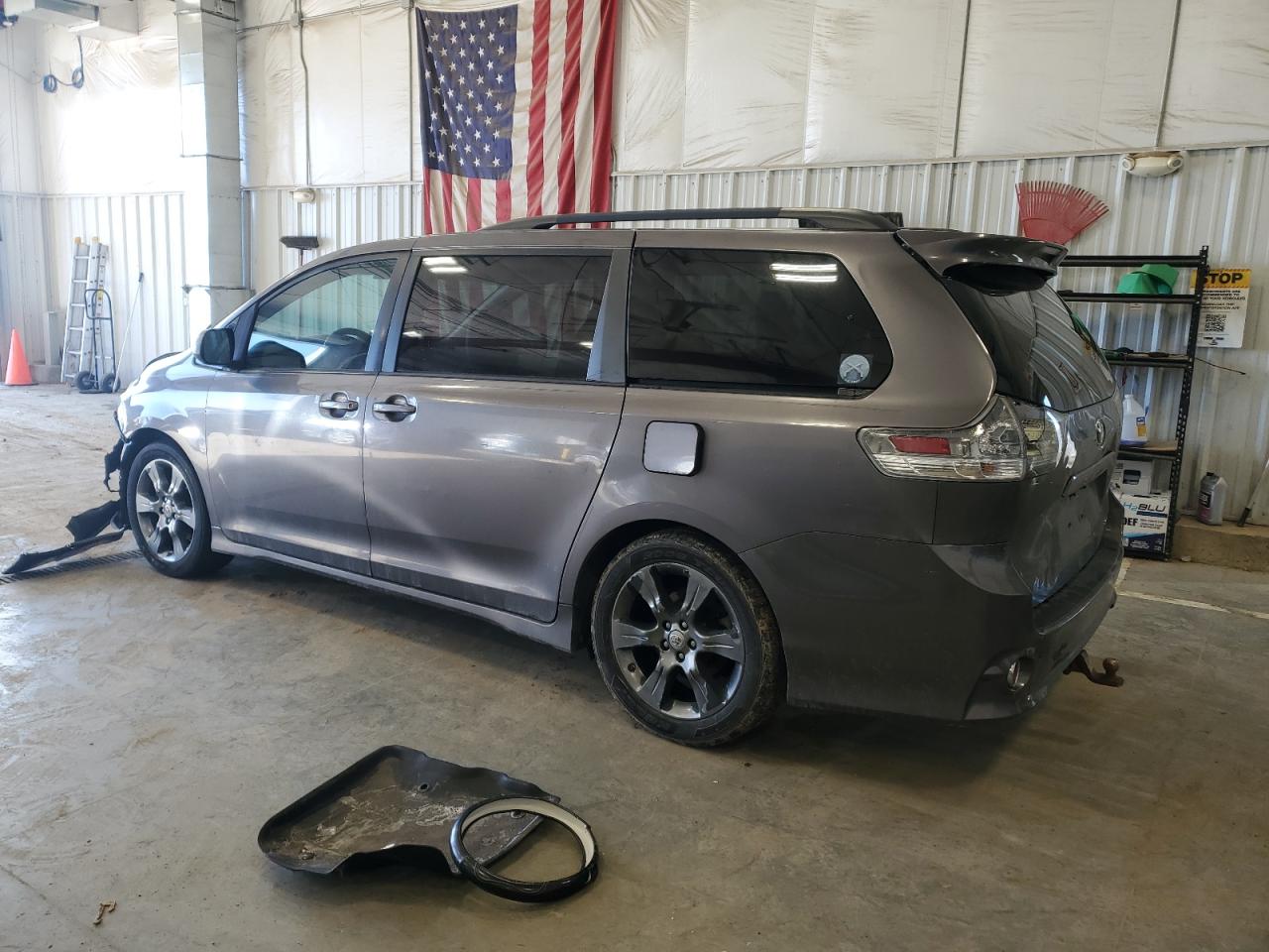 2011 Toyota Sienna - Image 2