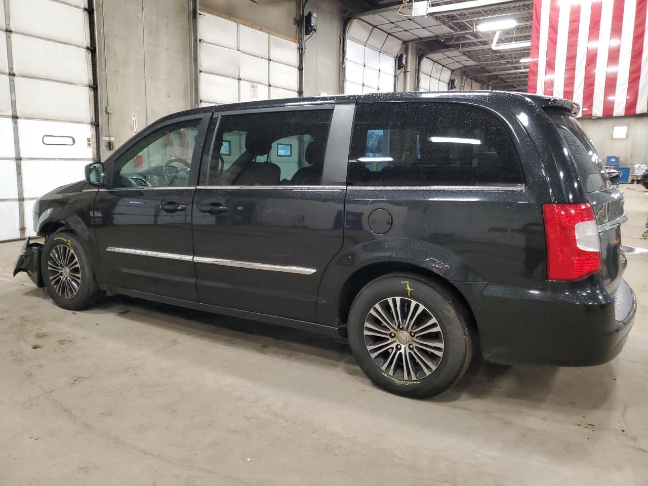 2014 Chrysler Town & Country - Image 2