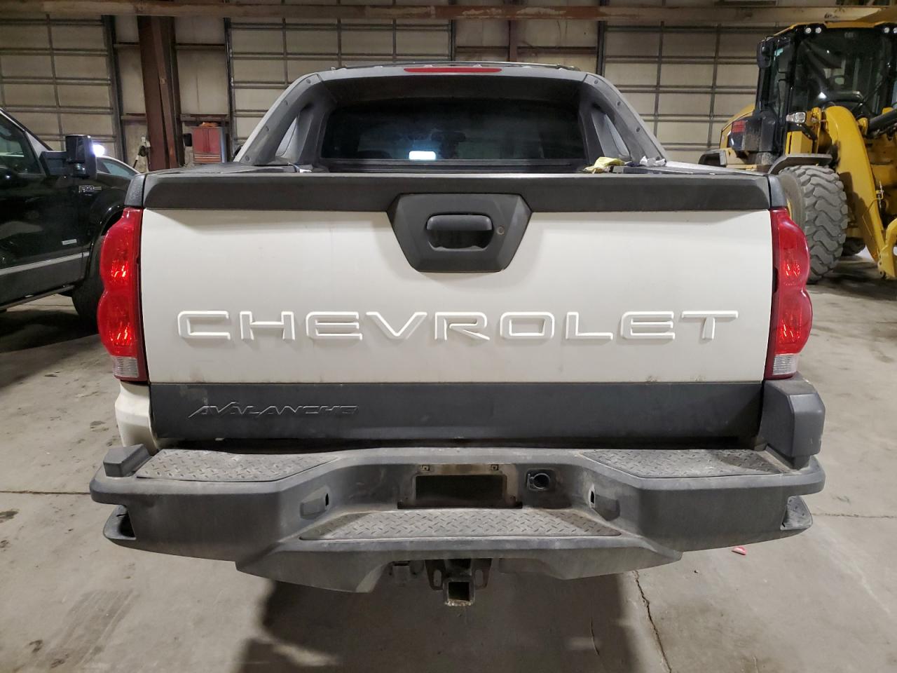 2003 Chevrolet Avalanche - Image 6