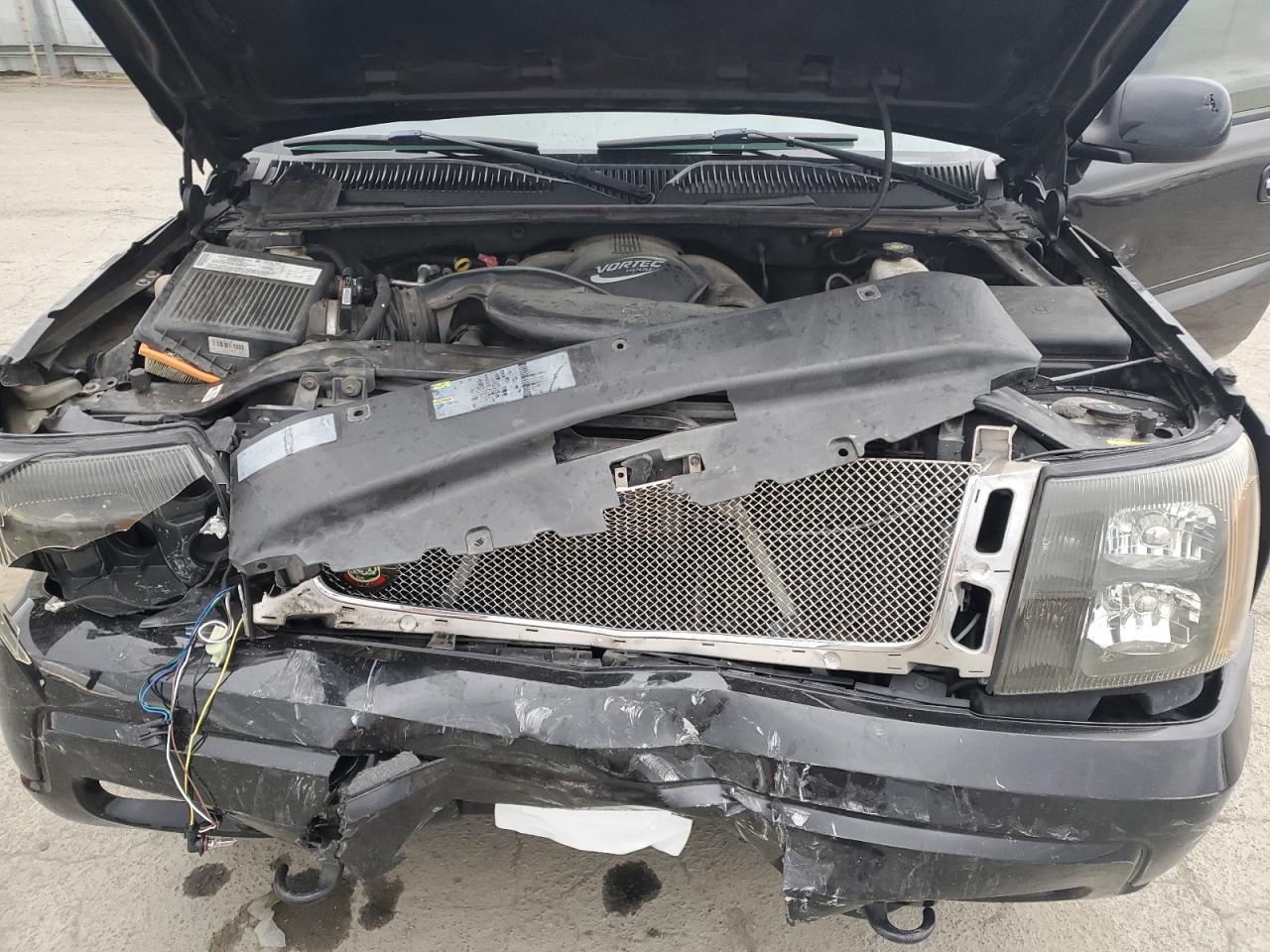 2004 Cadillac Escalade - Image 12