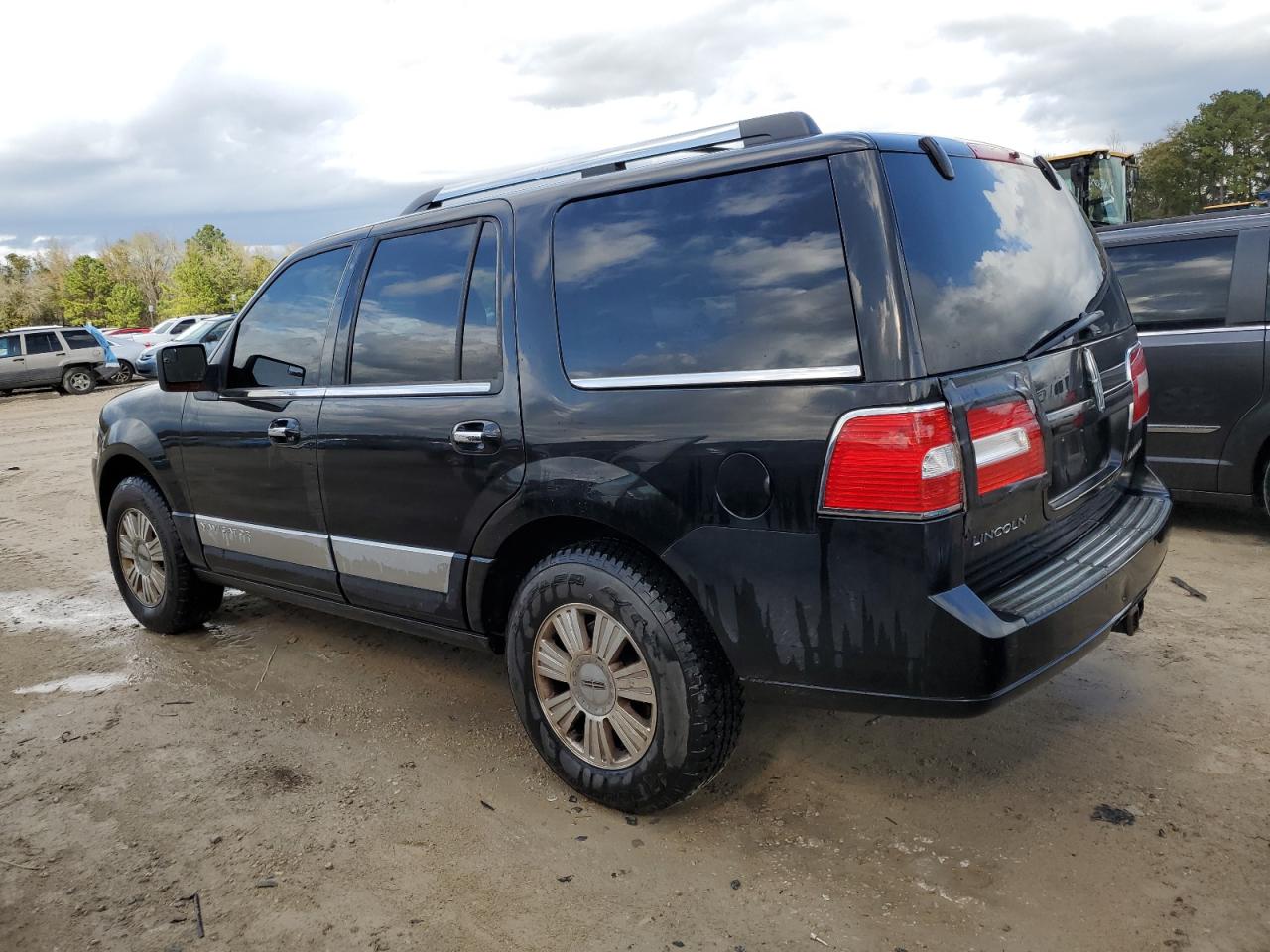 2014 Lincoln Navigator - Image 2