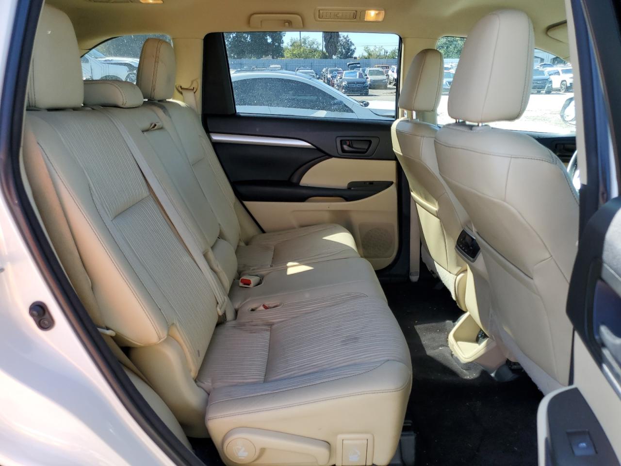 2015 Toyota Highlander - Image 11