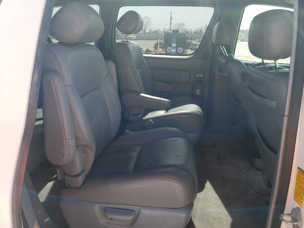 2000 Toyota Sienna - Image 11