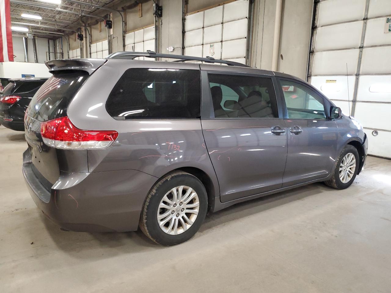 2012 Toyota Sienna - Image 3