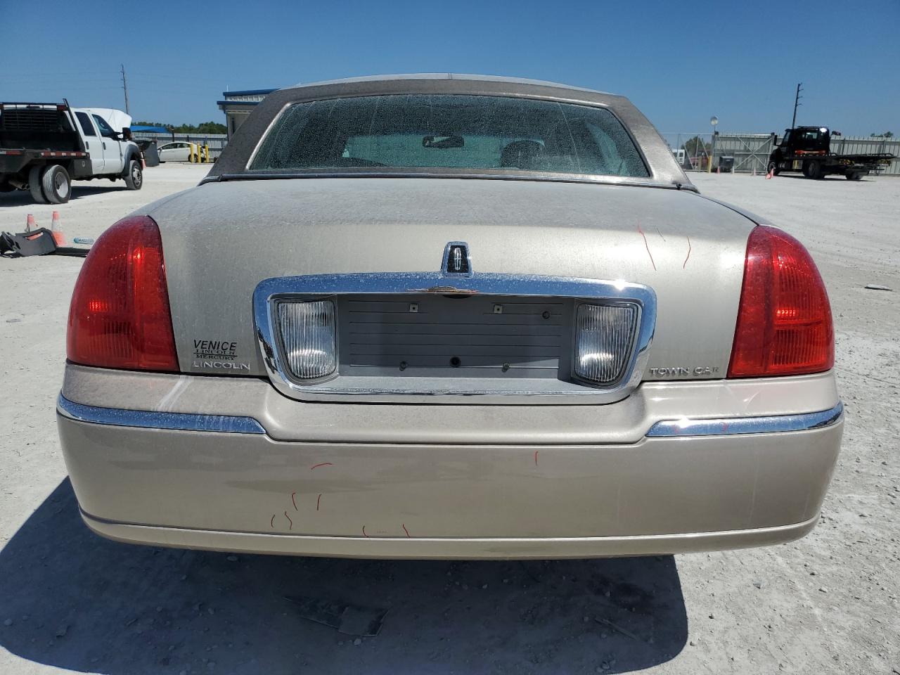 2009 Lincoln Town Car - Image 6