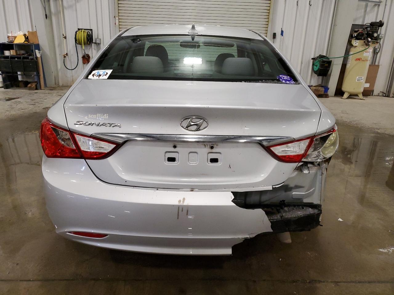 2011 Hyundai Sonata - Image 6