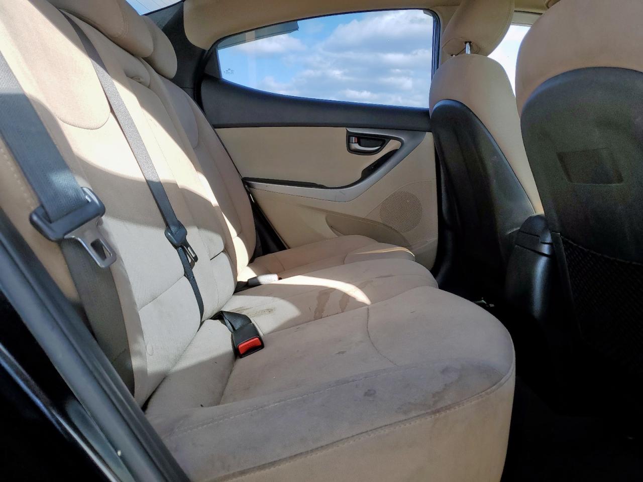 2016 Hyundai Elantra - Image 10