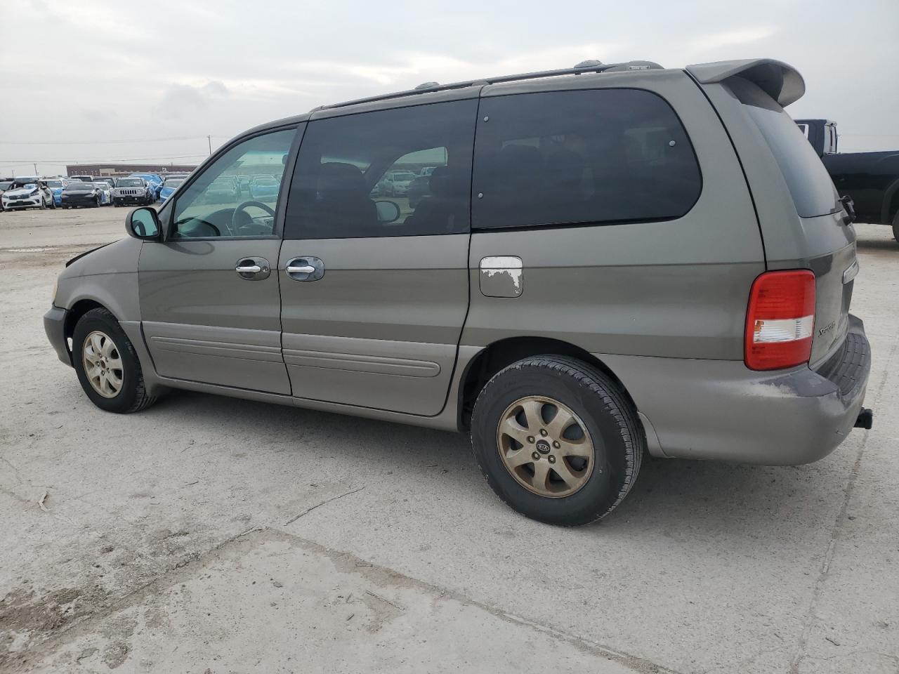 2005 Kia Sedona - Image 2