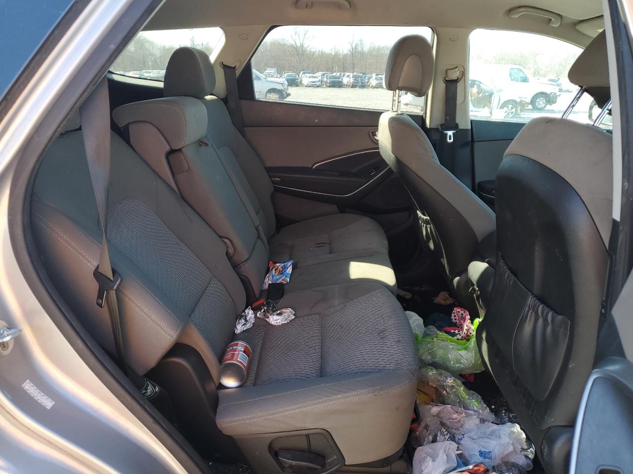 2016 Hyundai Santa Fe - Image 11