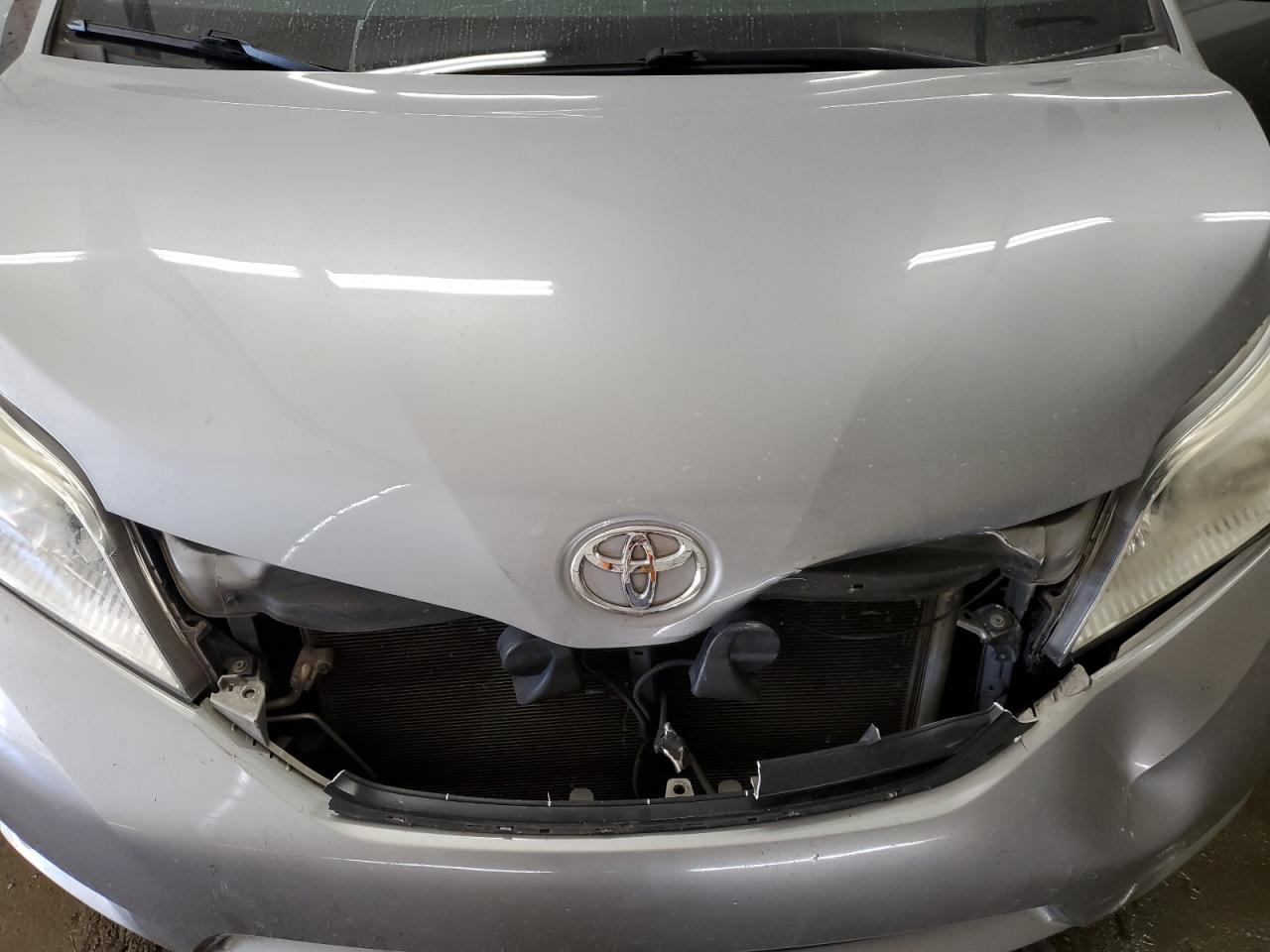 2014 Toyota Sienna - Image 12