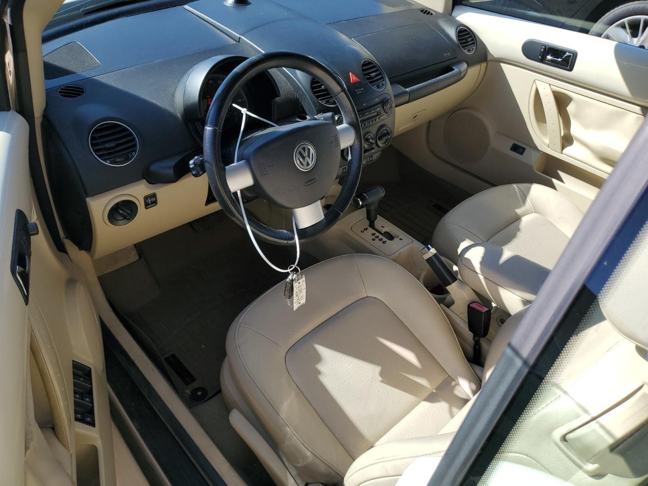 2010 Volkswagen Beetle - Image 8