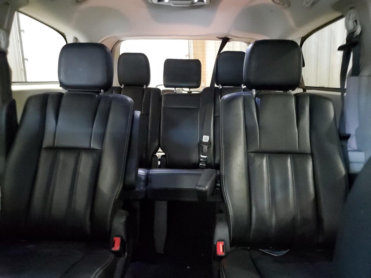 2014 Chrysler Town & Country - Image 10