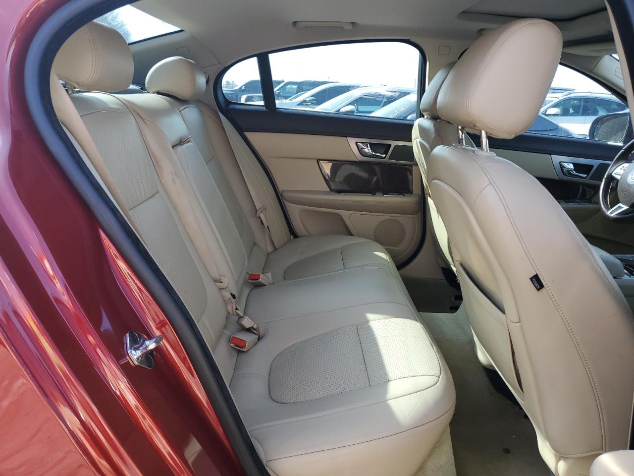 2010 Jaguar XF - Image 10
