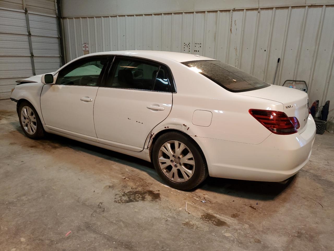 2010 Toyota Avalon - Image 2