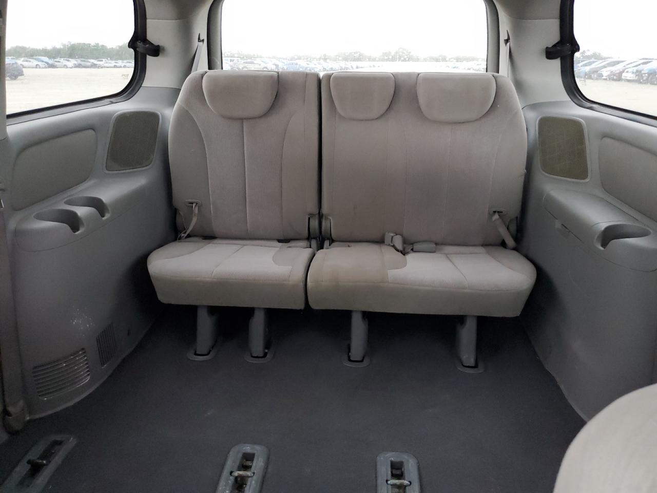 2010 Kia Sedona - Image 10