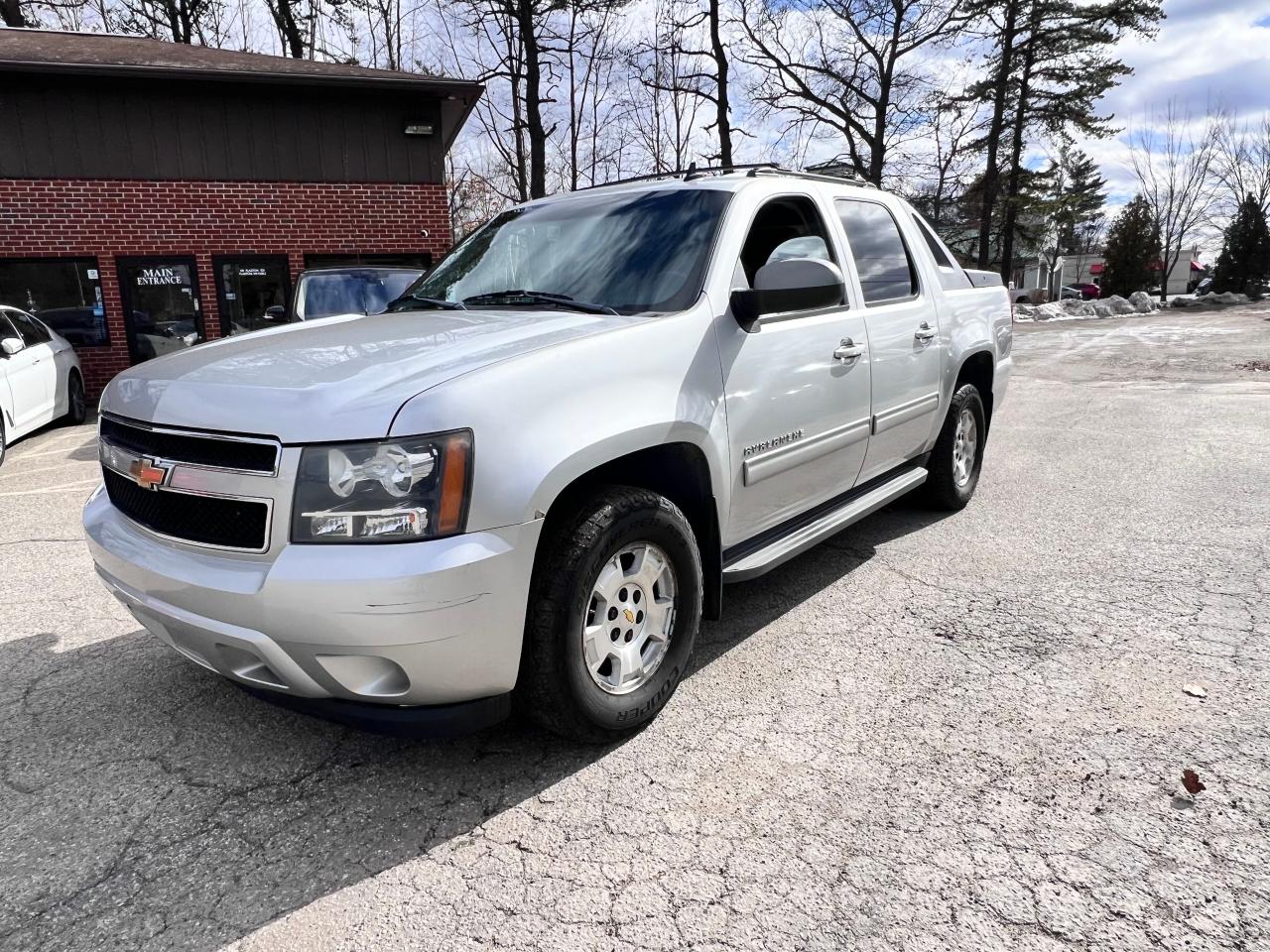 2011 Chevrolet Avalanche - Image 2