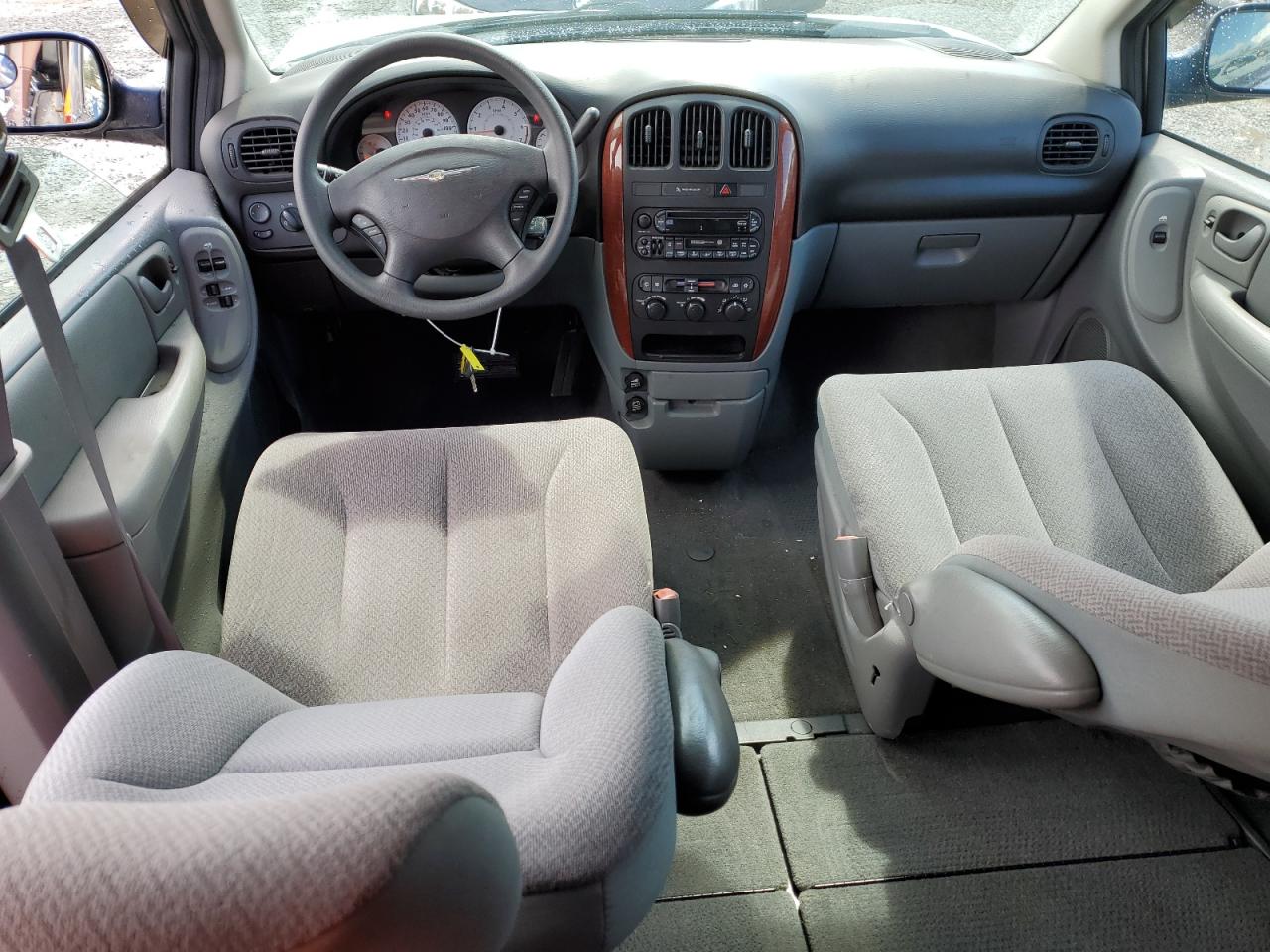 2006 Chrysler Town & Country - Image 8