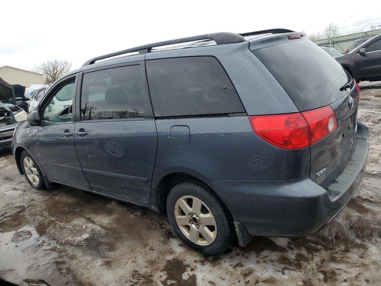 2009 Toyota Sienna - Image 2