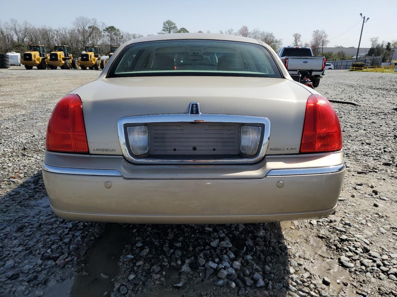 2005 Lincoln Town Car - Image 6