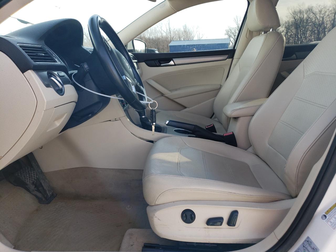 2014 Volkswagen Passat - Image 7