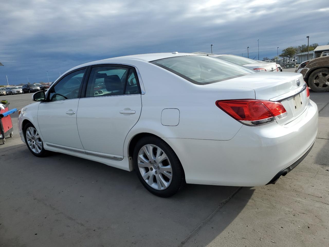 2012 Toyota Avalon - Image 2