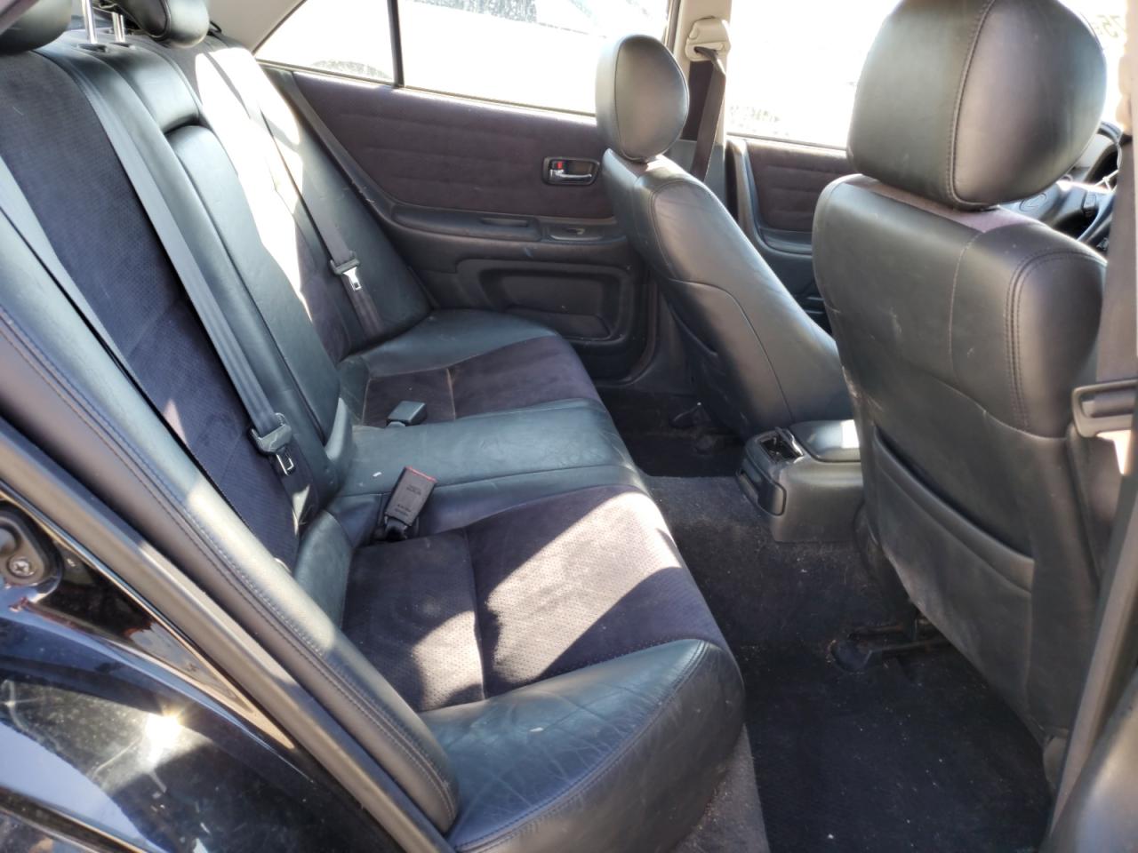 2001 Lexus IS - Image 10