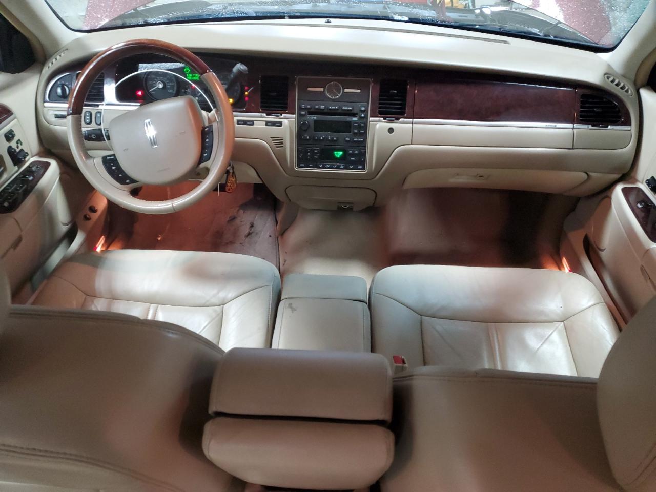 2008 Lincoln Town Car - Image 8