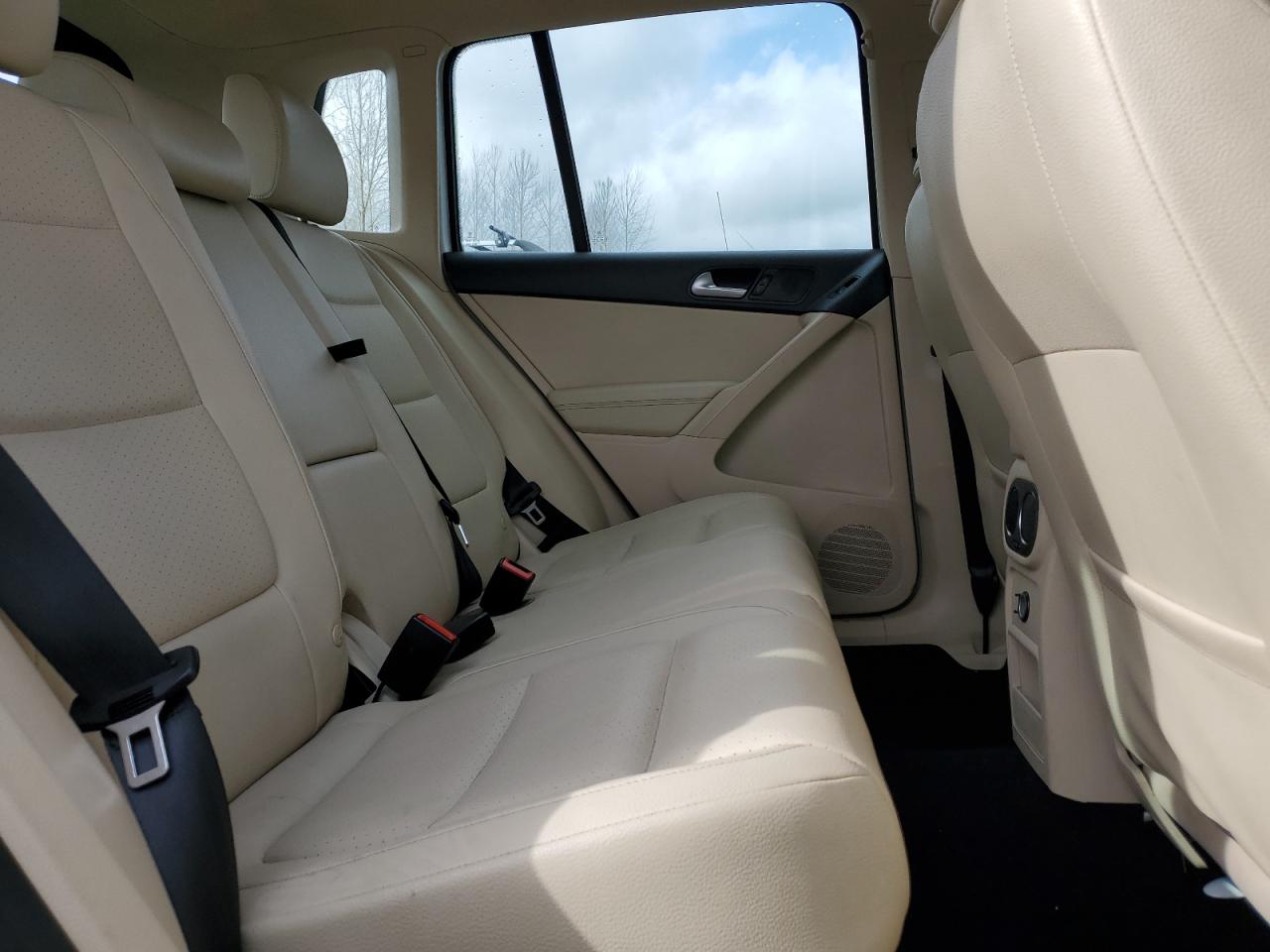 2016 Volkswagen Tiguan - Image 10
