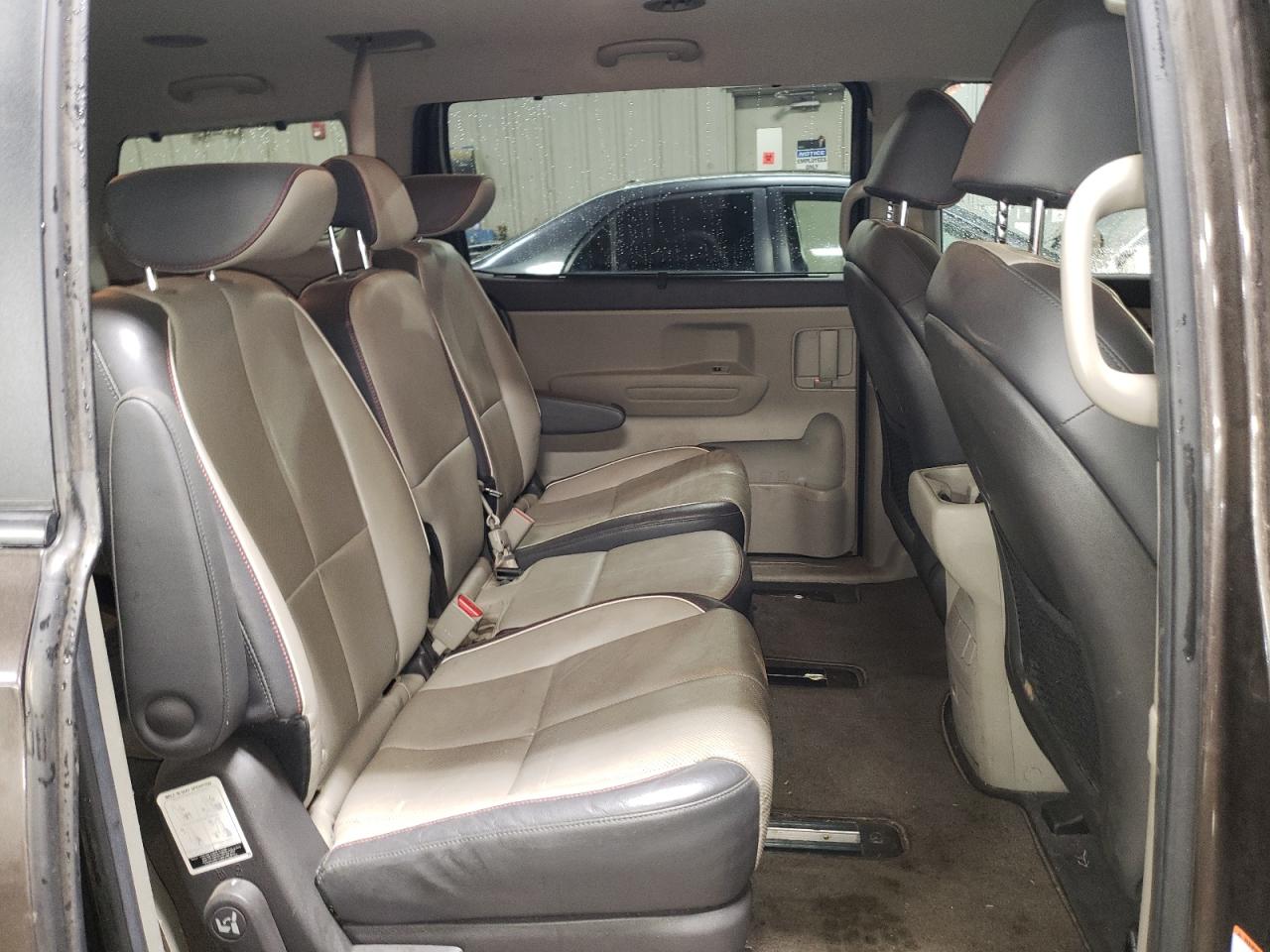 2017 Kia Sedona - Image 11