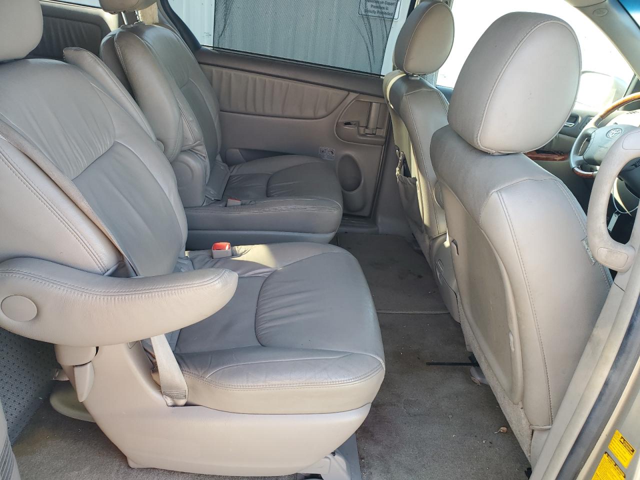 2010 Toyota Sienna - Image 11